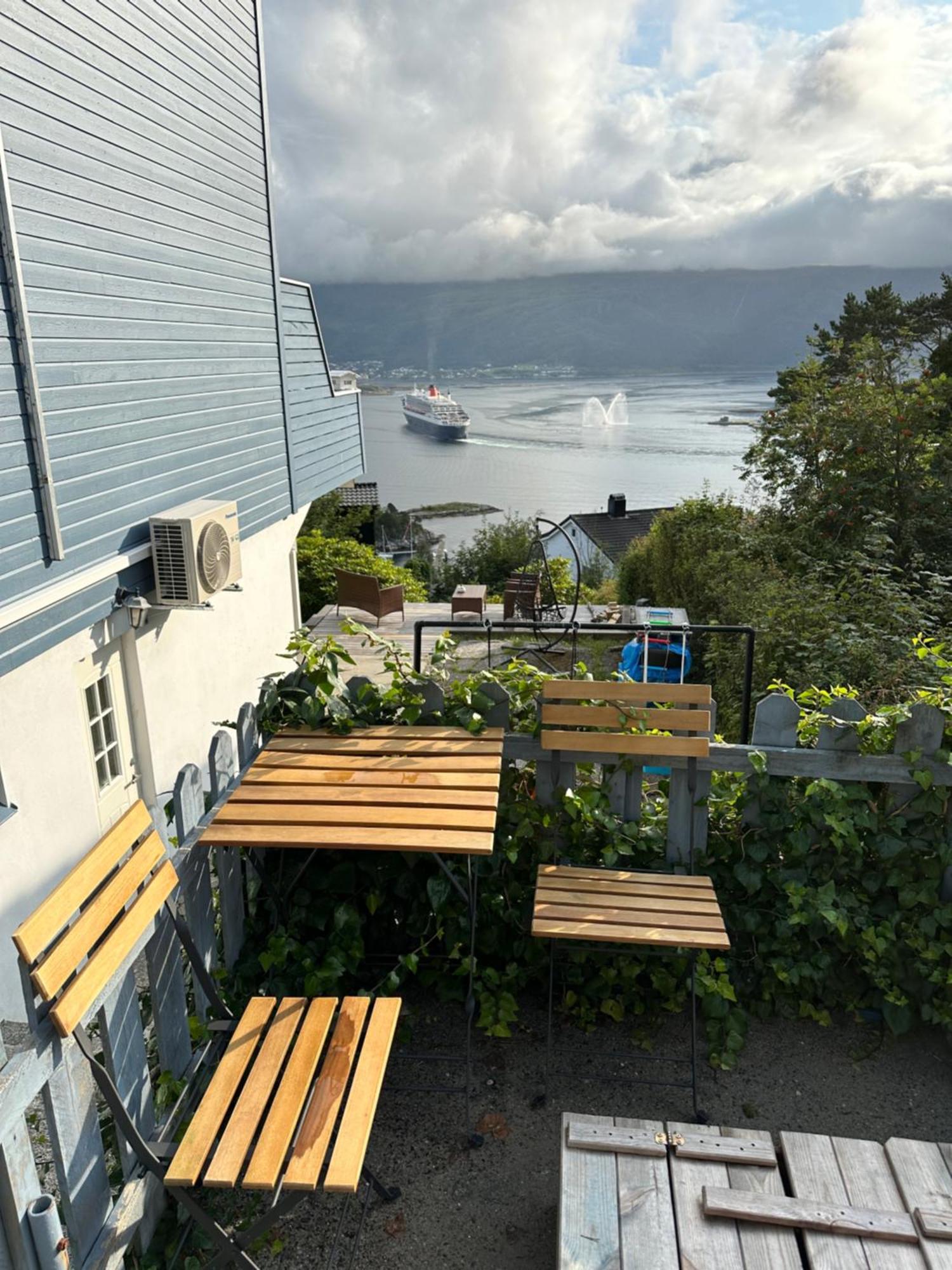 Great Place With View To The Mountains And Fjord โอเลซุนด์ ภายนอก รูปภาพ
