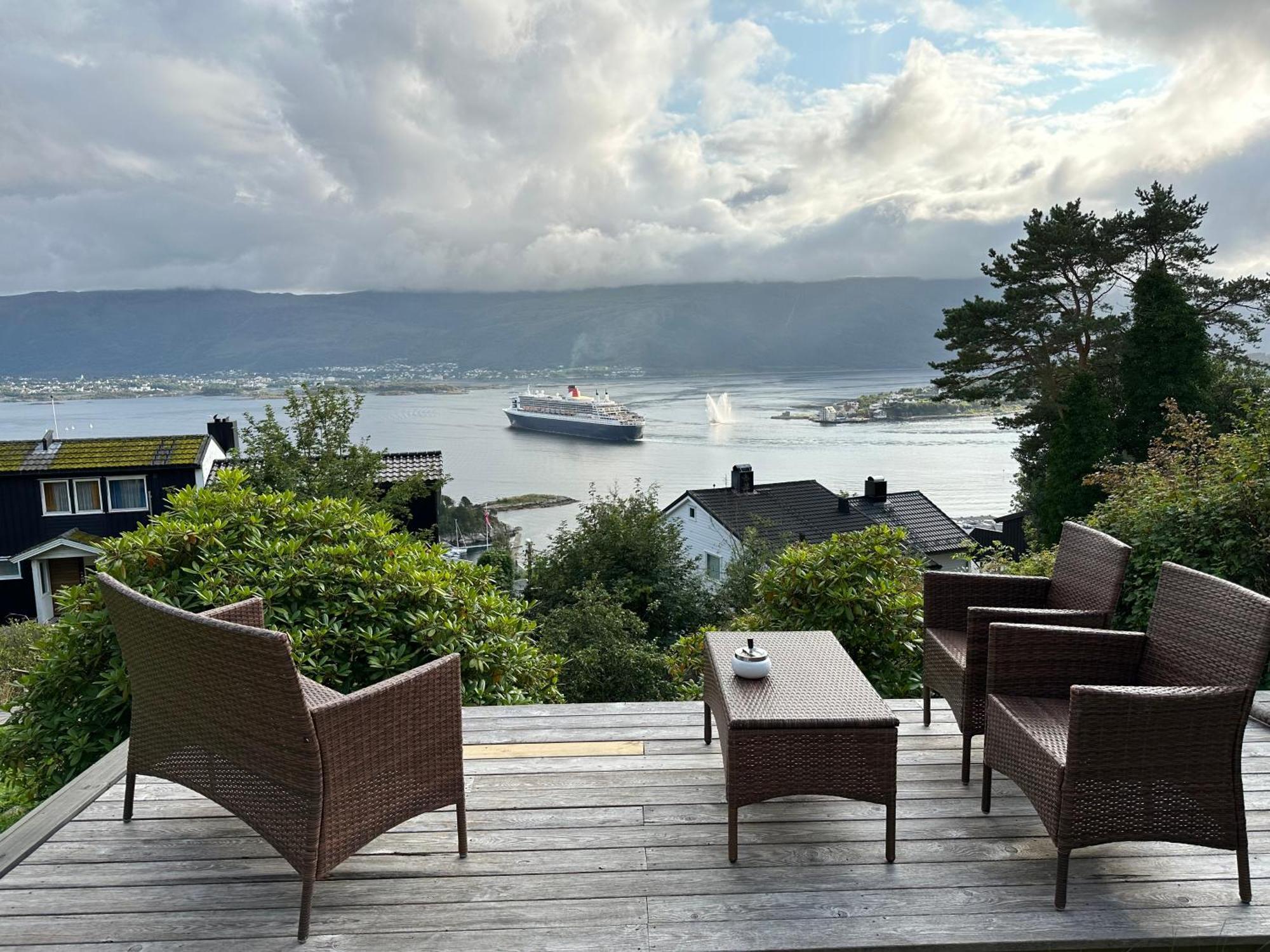 Great Place With View To The Mountains And Fjord โอเลซุนด์ ภายนอก รูปภาพ